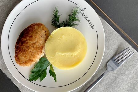 Котлета куриная с гарниром на выбор