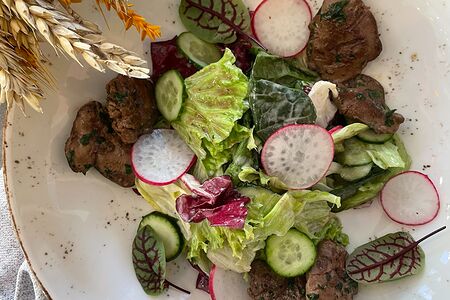 Салат с куриной печенью и соусом айоли