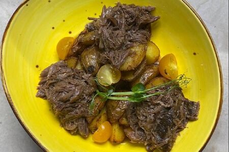 Говяжьи щёчки с беби-картофелем