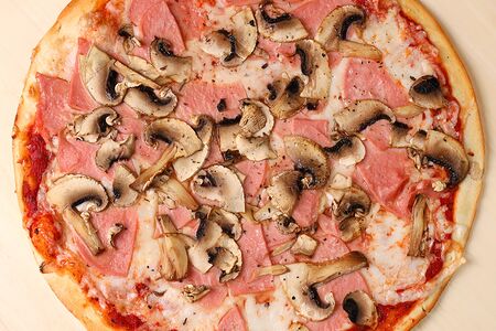 Итальянская пицца Ветчина и грибы