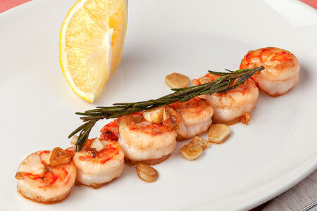 Жареные креветки с розмарином и чесноком