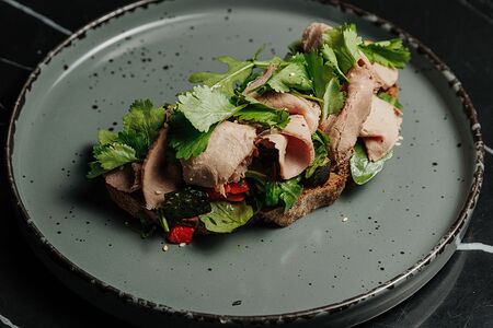 Брускетта с ростбифом