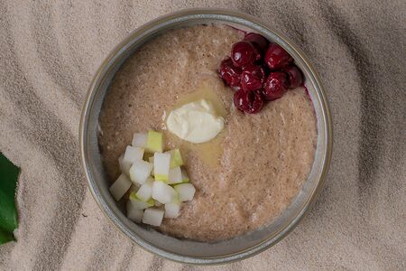 Гречневая каша на топлёном молоке с грушей