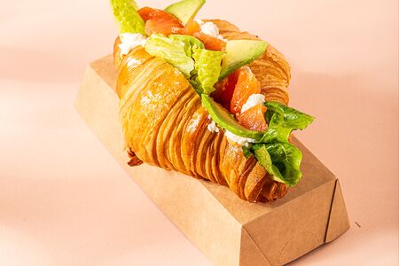 Круассан с лимонной рикоттой, лососем и авокадо