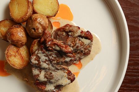 Говяжья вырезка на гриле, печеный картофель