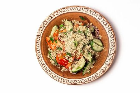 Салат овощной с орехами