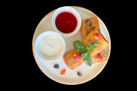 Блины с творогом, сметаной и ягодным соусом