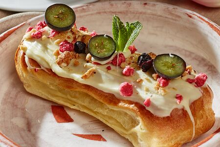 Эклер с сырным кремом