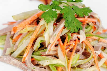 138 Салат из языка с корнишонами