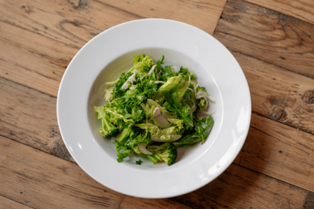 Зеленый салат с авокадо, брокколи и фенхелем