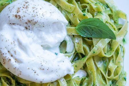 Паста в соусе песто с сыром буррата