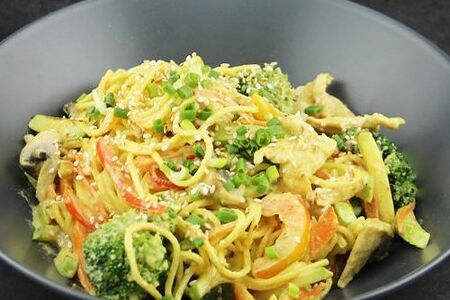 Рамен с курицей и сливочным соусом карри