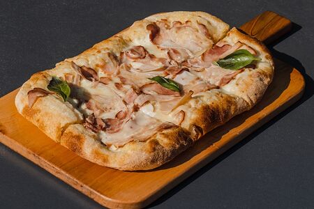 Пицца с курицей и сливочным соусом