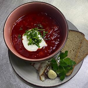 Борщ с салом и чесноком