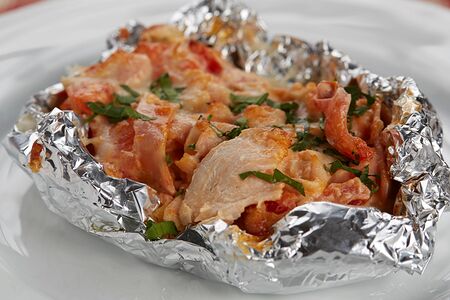 Печеная картошка с курицей и ветчиной