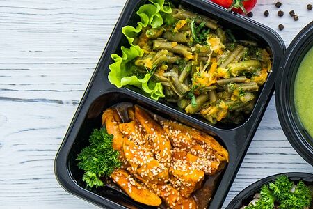 Зеленая фасоль с овощами и курицей терияки