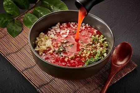 Холодный томатный суп с курицей и свежими овощами