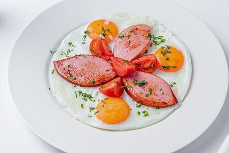 Яичница по-домашнему с колбасой