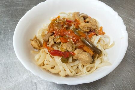 Удон с курицей и овощами