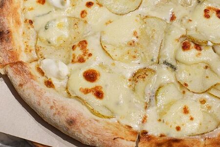 Пицца с грушей и горгонзоллой