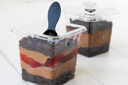 Десерт шоколадный с клубникой