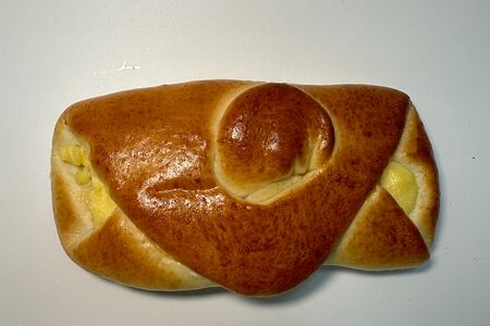 Булочка с творог и изюмом