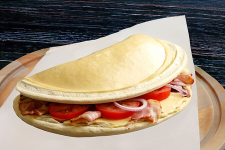 Закрытая пицца Бекон-сыр