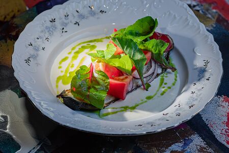 Печеный баклажан с томатами и кремом топинамбур