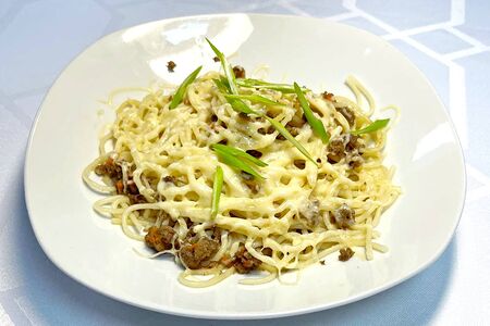 Спагетти с овощами и говядиной под сыром