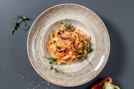 Тальятелле с говядиной и вялеными томатами