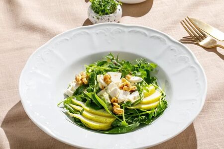 Салат с грушей и козьим сыром 