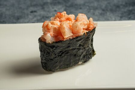 Гункан с острой креветкой