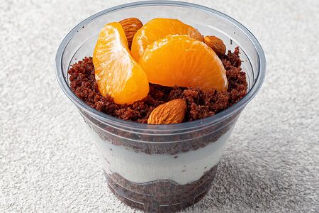 Творожно-сливочный мусс с карамелизированной клубникой и миндалем