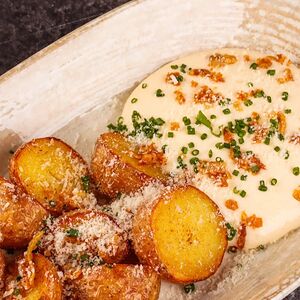 Запеченный картофель бейби Josper с сырном муссом