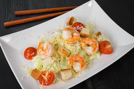 Салат Цезарь с креветками