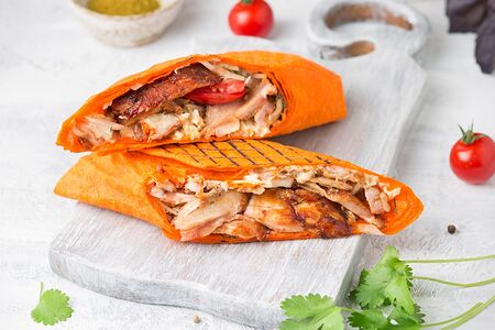 Шаурма в сырном лаваше со свининой