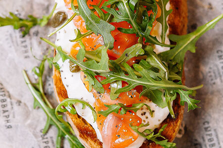 Брускетта со страчателлой и лососем