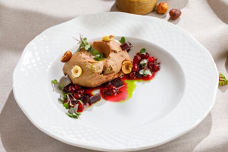 Куриный паштет с луковым мармеладом и клюквенным соусом