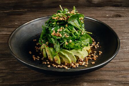 Жареные креветки с авокадо и шисо-соусом