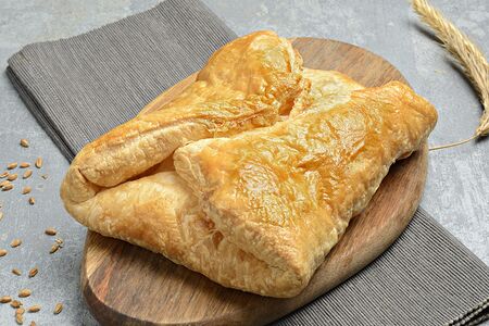 Хачапури с сыром в слоеном тесте