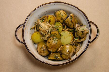 Тирольская колбаска с шампиньонами и картофелем