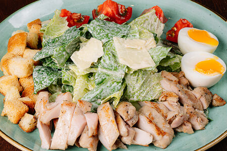 Салат Цезарь с курицей