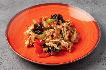 Свинина жаренная с яйцом и черными грибами