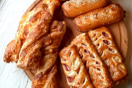 Набор 3 слойки с ветчиной и сыром, 3 сосиски в тесте, 3 сырные палочки