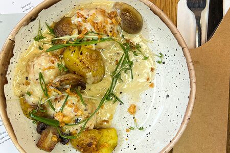 Митболы куриные в сливочном соусе с картофелем бейби и шампиньонами