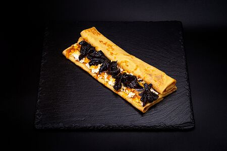 Блин с творогом и черносливом