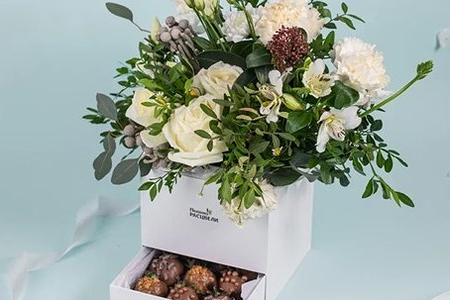 Шкатулка с цветами Мир прекрасен с клубникой