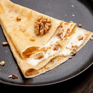 Блин со сгущенным молоком и грецкими орехами