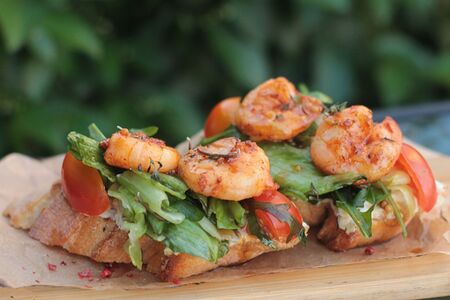 Брускетта с креветками