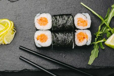 Маки с лососем